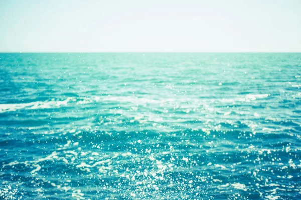 海景-绿松石海与波的水面上的泡沫 — 图库照片#