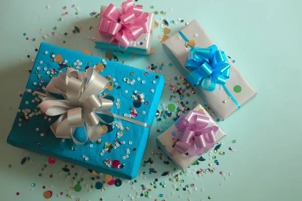As caixas de presente em um fundo festivo azul — Fotografia de Stock
