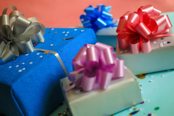 Caixas de presente quadradas, embalagem de presente colorido em um fundo festivo — Fotografia de Stock