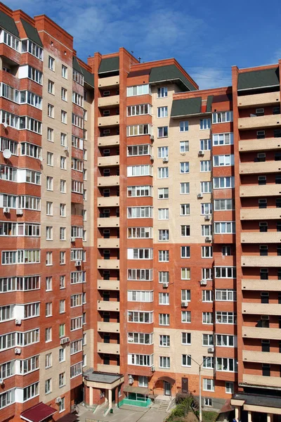 Un edificio residencial de varios pisos — Foto de Stock