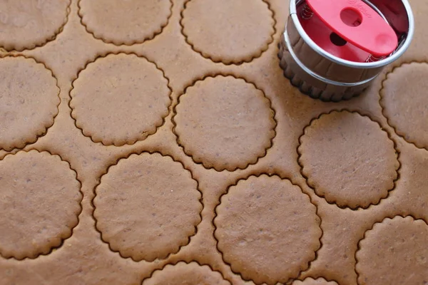 Cortar Las Galletas Masa Laminada Hacer Galletas Caseras Cerca —  Fotos de Stock