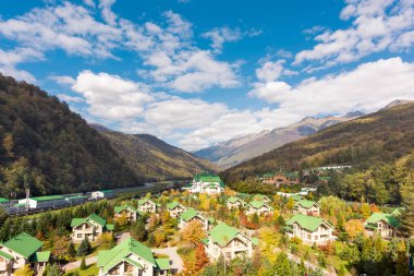 Kafkas Dağları özel beldesinde. Aynı evlerin