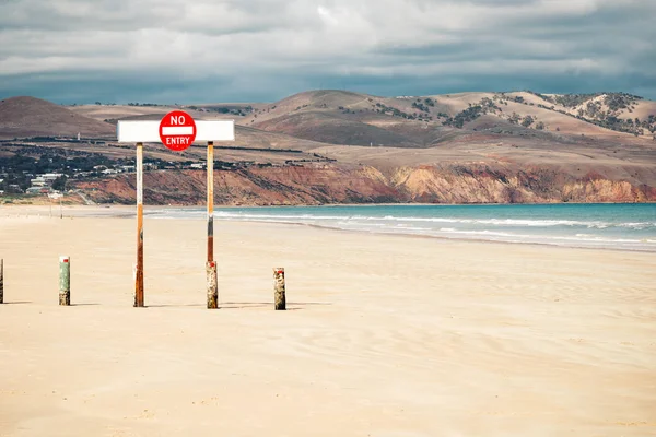 Et tegn går ikke ind, stående på den brede strand i en stille Austr - Stock-foto