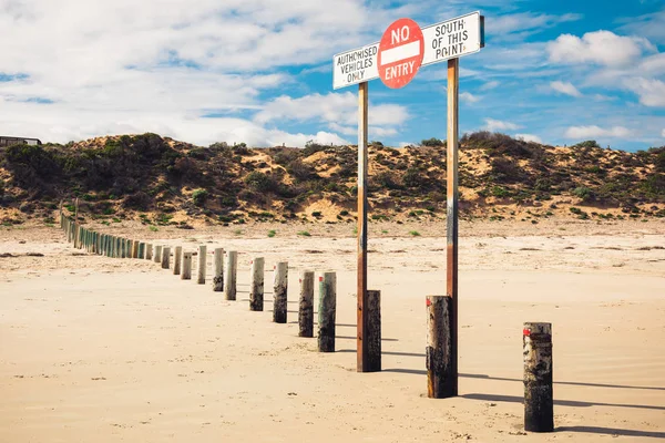 Un panneau interdisant l'entrée à la plage par des voitures non autorisées, stand — Photo