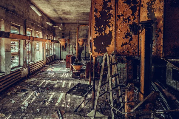 Destruído e abandonado loja de fábrica, bagunça completa e desolati Imagem De Stock