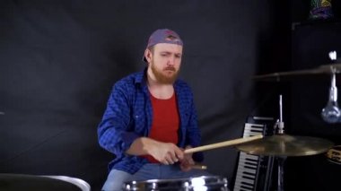 Birlikte müzik yapan genç bir çift müzisyen. 