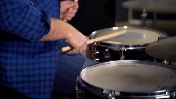 Een Muzikant Speelt Drams Slow Motion Close Schot — Stockvideo