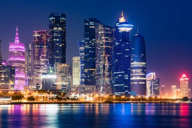 Katar, Doha 'nın merkezindeki gece görüşü birçok modern lüks bina ve gökdelenlerle aydınlatılmış sayısız ışıkla aydınlandı..