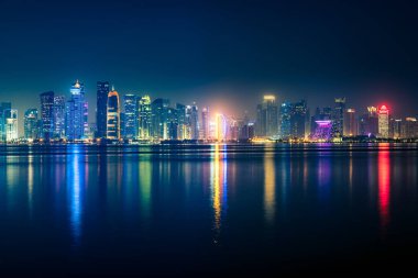 Katar, Doha 'nın merkezindeki gece görüşü birçok modern lüks bina ve gökdelenlerle aydınlatılmış sayısız ışıkla aydınlandı..