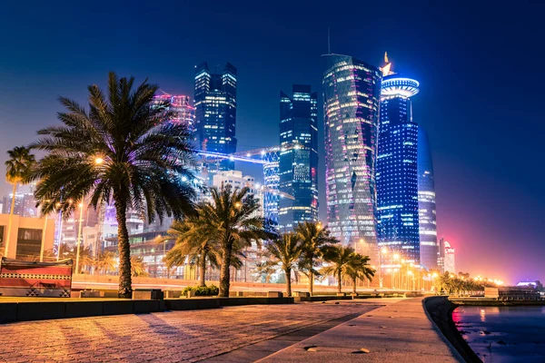 Нічний Вид Центрі Міста Доха Катар Багатьма Сучасними Будівлями Розкоші — стокове фото