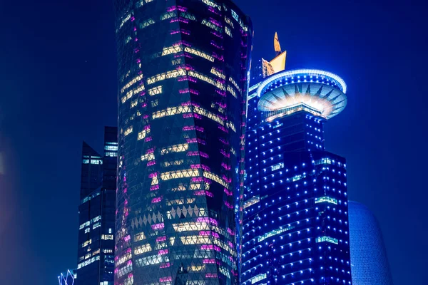 Vista Nocturna Centro Ciudad Doha Qatar Con Muchos Edificios Lujo — Foto de Stock