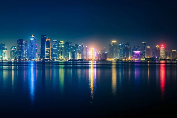 Нічний Вид Центрі Міста Доха Катар Багатьма Сучасними Будівлями Розкоші — стокове фото