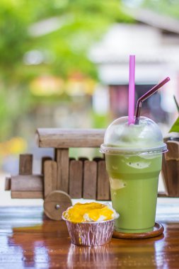 küp kek ve buzlu yeşil çay