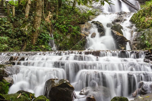 Pequena cachoeira no norte da Tailândia — Fotografia de Stock