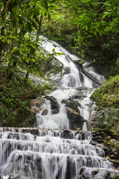 Pequena cachoeira no norte da Tailândia — Fotografia de Stock