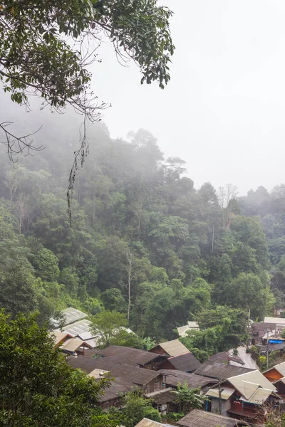 Dorpje in de mist in Noord-Thailand — Stockfoto