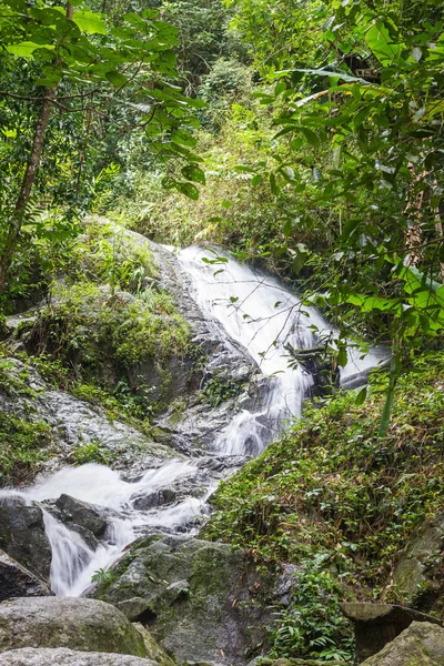 Pequena cachoeira no norte da Tailândia — Fotografia de Stock