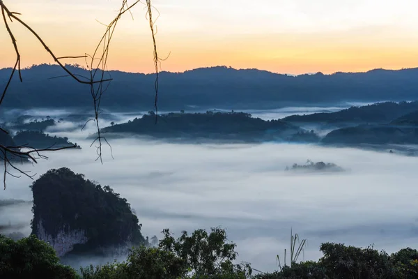 El paisaje de las montañas brumosas, Parque Nacional Phu Langka . — Foto de Stock