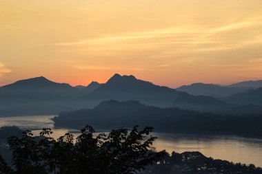 Günbatımı dağ kuzey Laos.