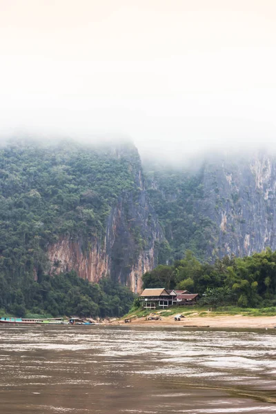 Kuzey Laos nehirde Khong peyzaj.