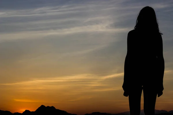 Yong hombre de pie sobre la puesta del sol telón de fondo — Foto de Stock