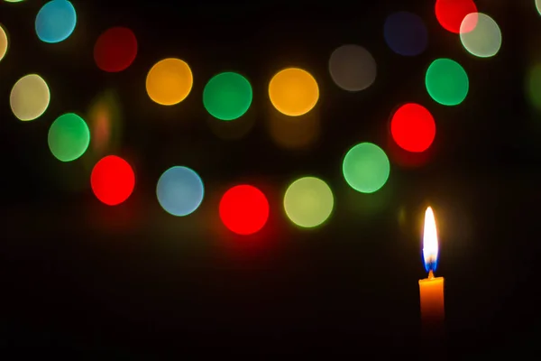 Luz de la vela en la noche con el color bokeh —  Fotos de Stock
