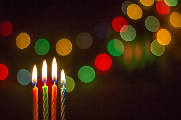 Luz de la vela en la noche con el color bokeh —  Fotos de Stock