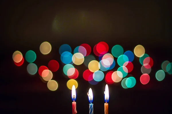 Lumière de bougie la nuit avec bokeh couleur — Photo