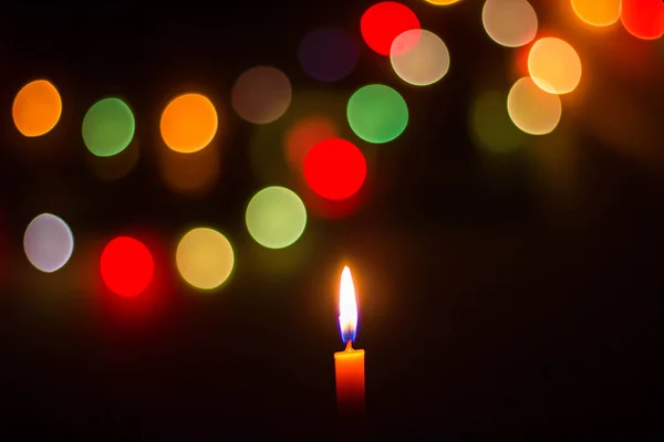 Luz de la vela en la noche con el color bokeh —  Fotos de Stock