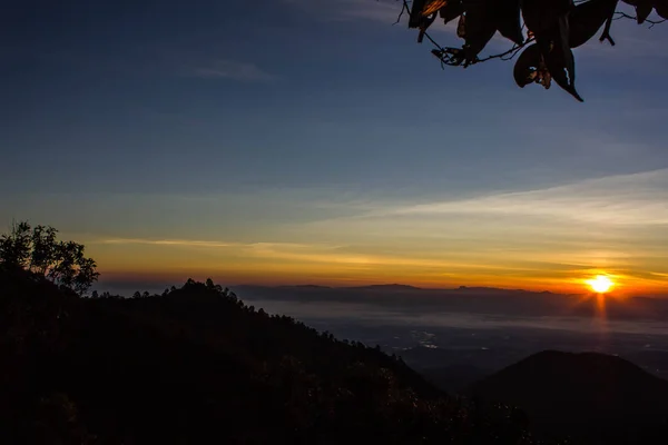 Lever de soleil dans le parc national nord de la Thaïlande — Photo