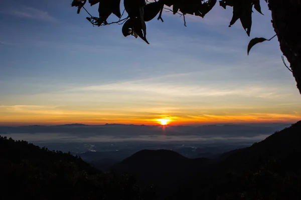 Zonsopgang op nationaal park Noord Thailand — Stockfoto