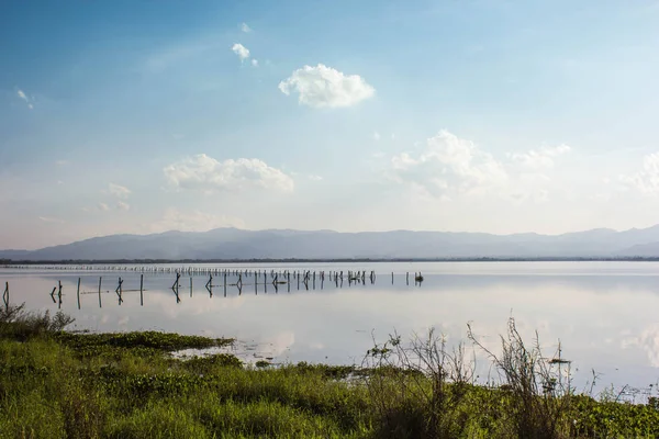 gün batımı göl'de Kuzey Tayland.