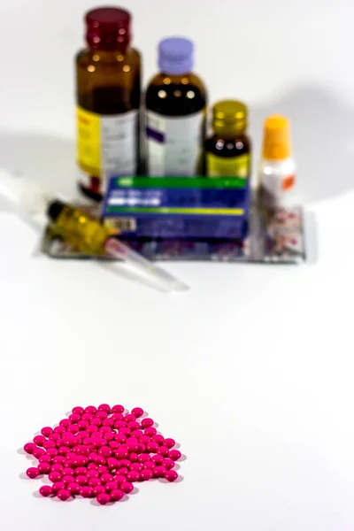 Píldoras de color rosa sobre fondo blanco — Foto de Stock