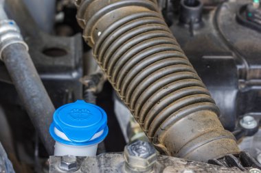 Arabadaki silecekleri doldurur.