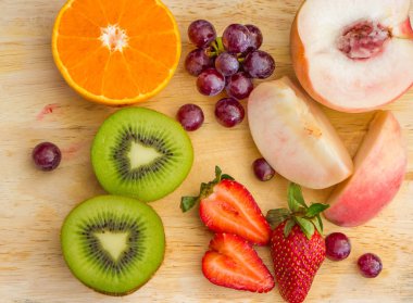 Tüm taze yiyecekler ahşap arka planda