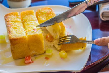 Beyaz tabakta ballı tost.