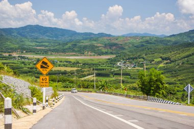 Yokuş aşağı giden yolu gösteren bir tabela.