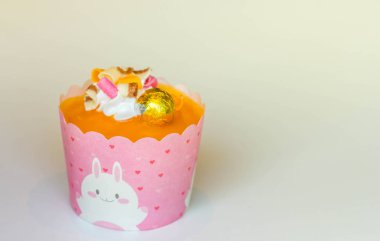 Beyaz masada turuncu kek.