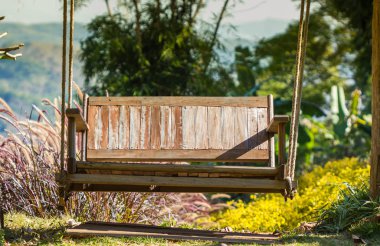 Doğada sallanan ahşap