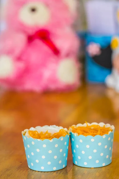 Golden threads cup cake on wood table — Stock Photo, Image