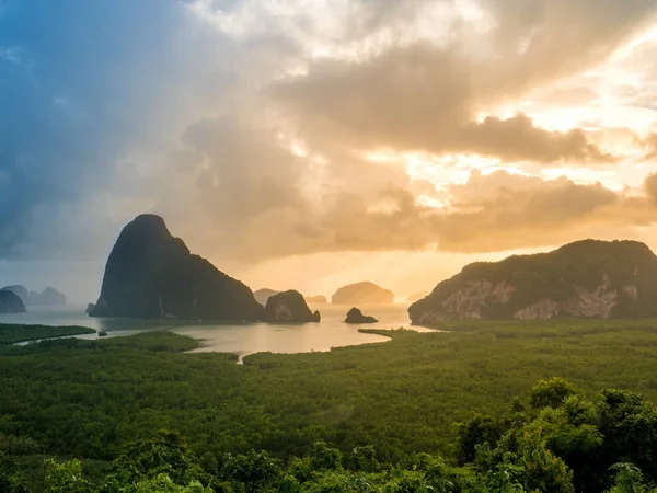 Güzel orman göl ve dağ