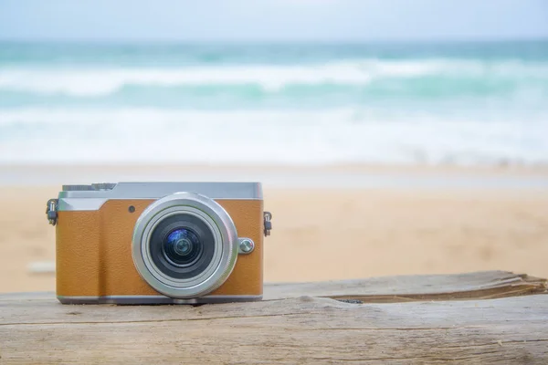 Rero câmera em madeira no mar — Fotografia de Stock