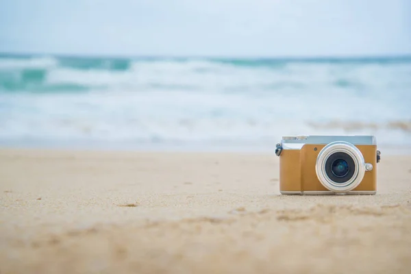Rero câmera na praia . — Fotografia de Stock