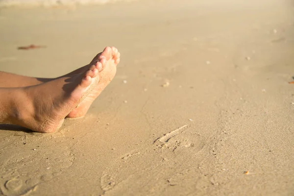 Ноги и песок — стоковое фото
