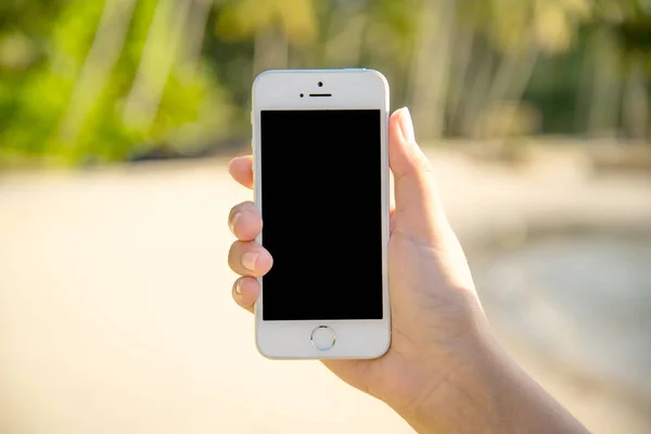 El ele tutuşan telefon  