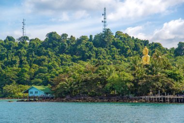 Köyde oturan Bhuddha heykeli altın