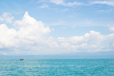 Mavi denizde bir tekne 