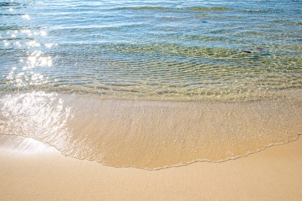 Air transparan dalam bentuk gelombang pindah ke pantai — Stok Foto