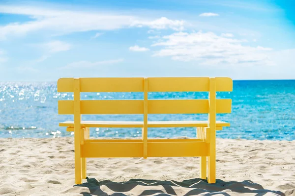 Chaise jaune et ciel bleu, couleur gratuite — Photo