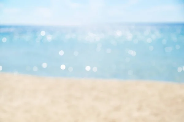 Verschwommen Meer blauer Himmel und weißer Sand, Meer mit Bokeh — Stockfoto